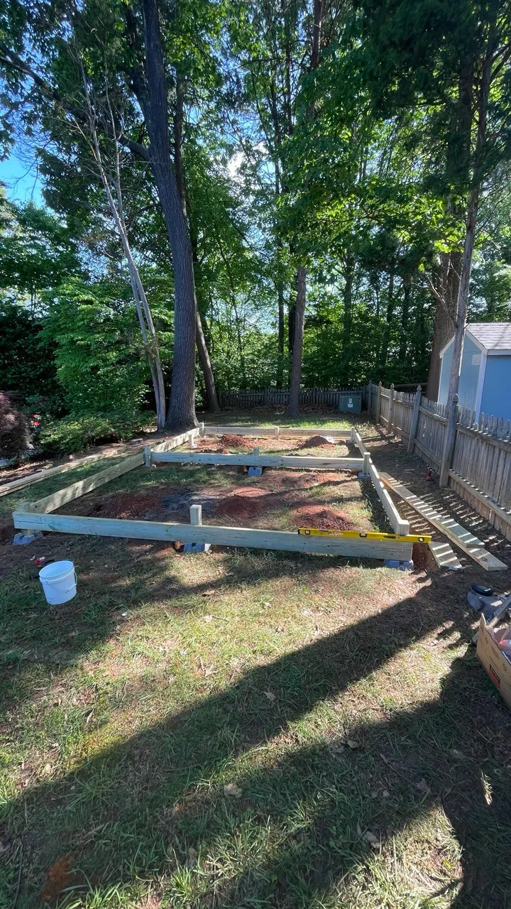 Perimeter frame levelled on bearing points in a wooded back garden